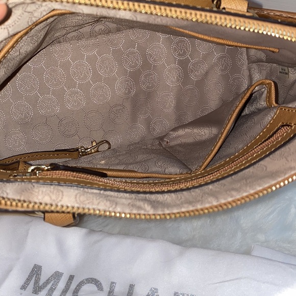 Michael Kors Crossbody - Picture 16 of 16